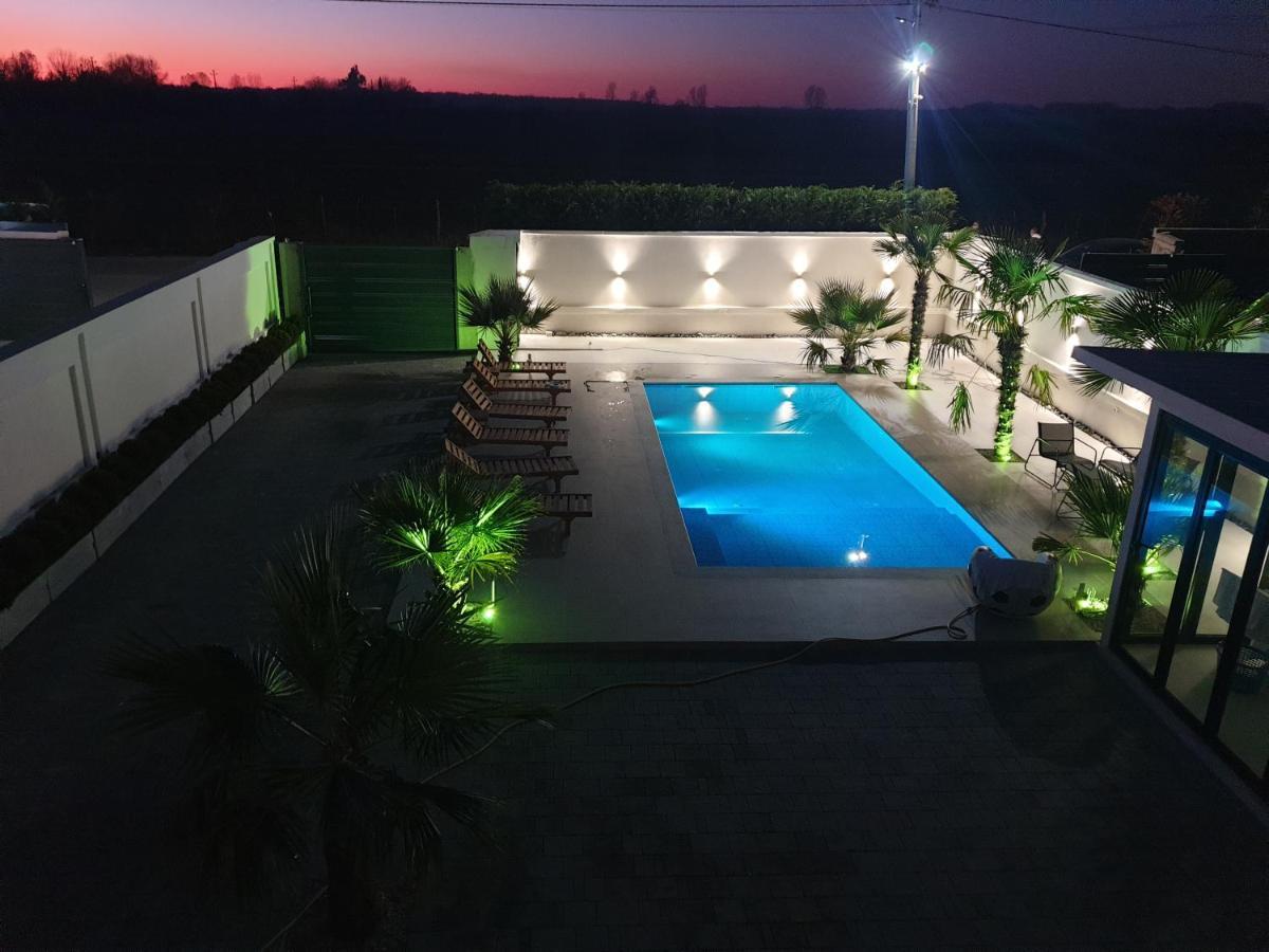 Isea Wood Villa Rrushkull  Bagian luar foto
